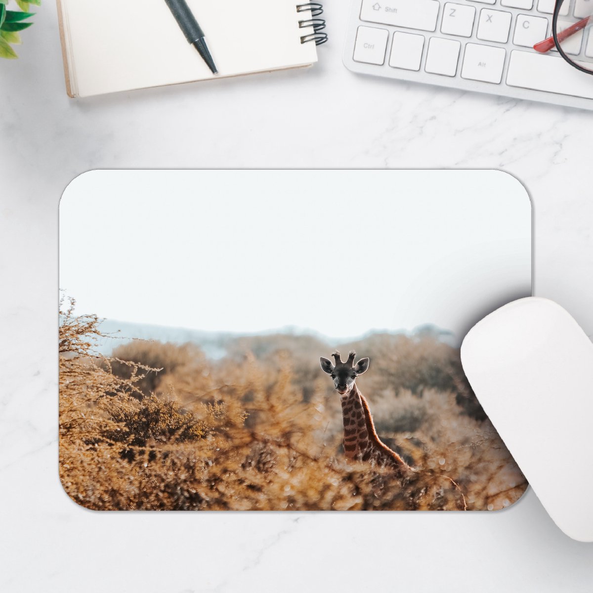 Muismat - Kop van Giraffe Uitstekend boven Boomtoppen - 25x18 cm - 2 mm Dik - Muismat van Vinyl