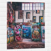 Muursticker - Binnenkant van Gebouw met Kleurijke Graffiti - 60x80 cm Foto op Muursticker