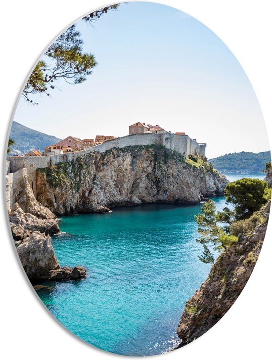 PVC Schuimplaat Ovaal - Rots in de Zee van Dubrovnik, Kroatië - 42x56 cm Foto op Ovaal (Met Ophangsysteem)