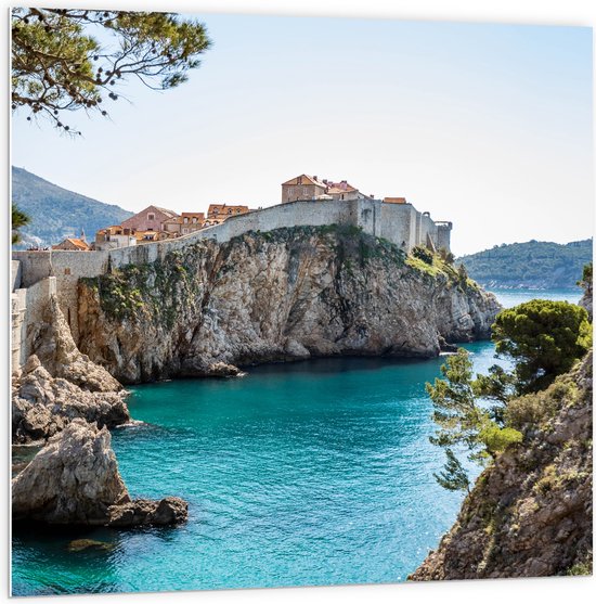 PVC Schuimplaat - Rots in de Zee van Dubrovnik, Kroatië - 100x100 cm Foto op PVC Schuimplaat (Met Ophangsysteem)