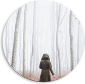 WallClassics - Cercle mural en panneau de mousse PVC - Personne marchant dans une forêt nue et brumeuse - Photo 40x40 cm sur cercle mural (avec système de suspension)