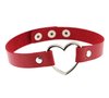 Rode choker met zilverkleurig hartvormig oog.
