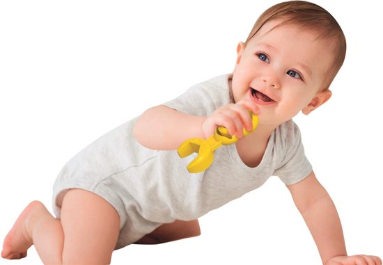 Lachende baby in grijs rompertje, kruipend met een gele moer van Clementoni.