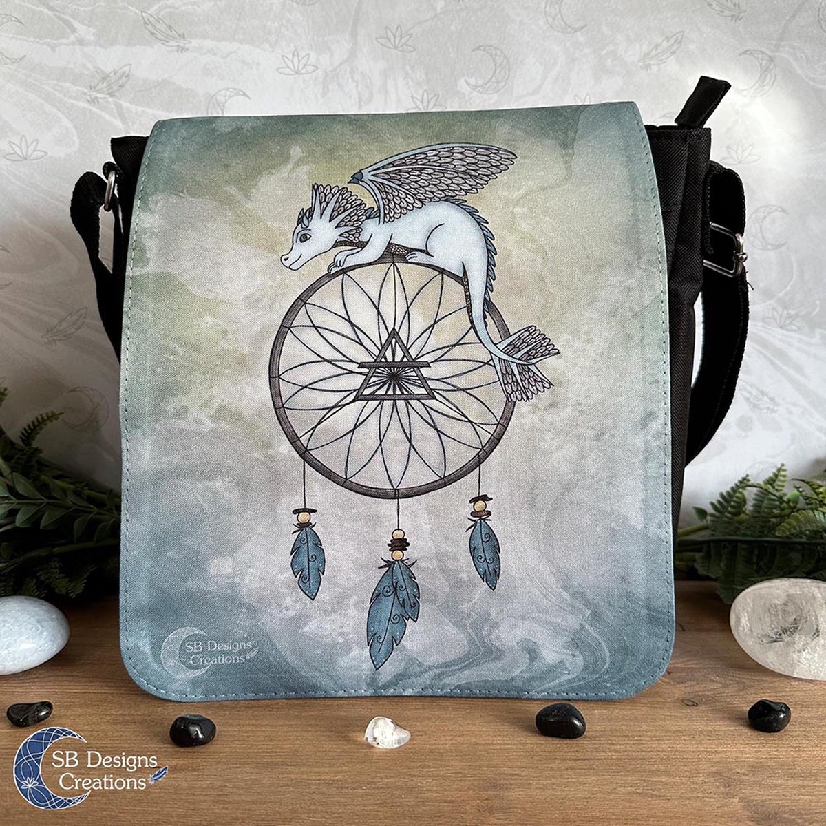 Luchtdraak Dromenvanger Schoudertas Vierkant Groot - Draken Schoudertas Dromenvanger - Element Lucht Magie Tas - Fantasy Art Accessoires - Draakje Tas Vierkante Schoudertas - Verstelbare Magische Tas