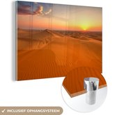 MuchoWow® Glasschilderij 60x40 cm - Schilderij acrylglas - De zon gaat onder in het woestijnlandschap - Foto op glas - Schilderijen