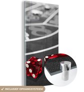 MuchoWow® Glasschilderij 20x40 cm - Schilderij acrylglas - Een zwart-wit foto van een pokertafel met rode dobbelstenen - Foto op glas - Schilderijen
