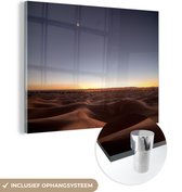 MuchoWow® Glasschilderij 40x30 cm - Schilderij acrylglas - Schemering boven de woestijn Erg Chebbi in Marokko - Foto op glas - Schilderijen