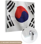 MuchoWow® Glasschilderij 50x50 cm - Schilderij acrylglas - Close-up van de vlag van Zuid-Korea - Foto op glas - Schilderijen