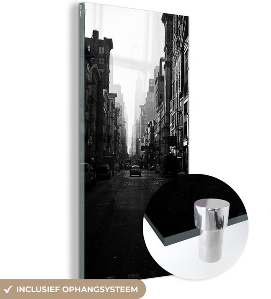 Glasschilderij - Auto rijdt door een rustige straat in New York in zwart-wit - Plexiglas Schilderijen