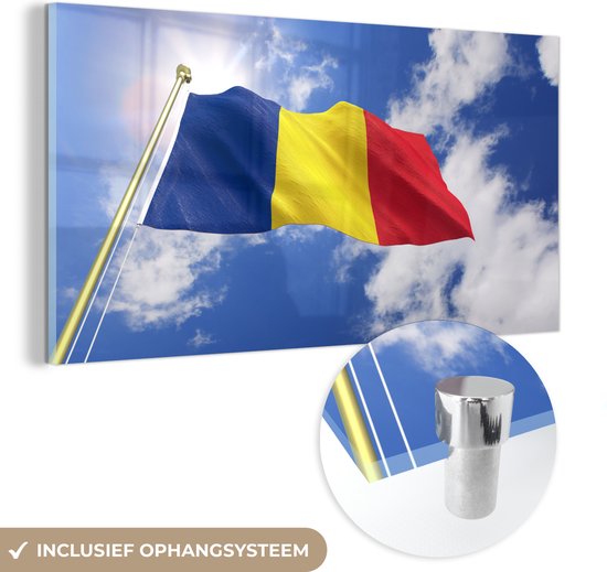 MuchoWow® Glasschilderij 40x20 cm - Schilderij acrylglas - De vlag van Roemenië wappert in de lucht - Foto op glas - Schilderijen