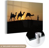 MuchoWow® Glasschilderij 90x60 cm - Schilderij acrylglas - Silhouet van kamelen in India - Foto op glas - Schilderijen