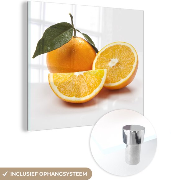 MuchoWow® Glasschilderij 50x50 cm - Schilderij acrylglas - Sinaasappel - Fruit - Blad - Foto op glas - Schilderijen