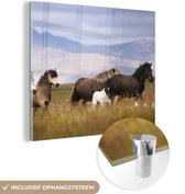 MuchoWow® Glasschilderij 90x90 cm - Schilderij acrylglas - Paarden - Gras - Bergen - Foto op glas - Schilderijen