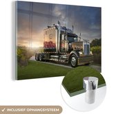 MuchoWow® Glasschilderij 60x40 cm - Schilderij acrylglas - Vrachtwagen rijdt tijdens de zonsondergang - Foto op glas - Schilderijen