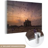 MuchoWow® Glasschilderij 30x20 cm - Schilderij acrylglas - Zonsondergang boven de poort van India in Mumbai - Foto op glas - Schilderijen