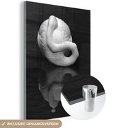 MuchoWow® Glasschilderij 60x80 cm - Schilderij acrylglas - Slapende flamingo in het water in zwart-wit - Foto op glas - Schilderijen
