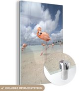 MuchoWow® Glasschilderij 100x150 cm - Schilderij acrylglas - Een flamingo staat op één poot in het water - Foto op glas - Schilderijen