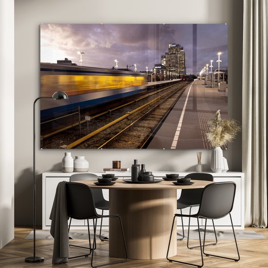 MuchoWow® Peinture sur Verre - Station de Métro avec Chemins de Fer à Amsterdam Néerlandais - 150x100 cm - Peintures sur Verre Peintures - Photo sur Glas