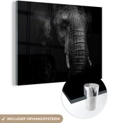 MuchoWow® Glasschilderij 120x90 cm - Schilderij acrylglas - Portret van een olifant in zwart-wit tegen een donkere achtergrond - Foto op glas - Schilderijen