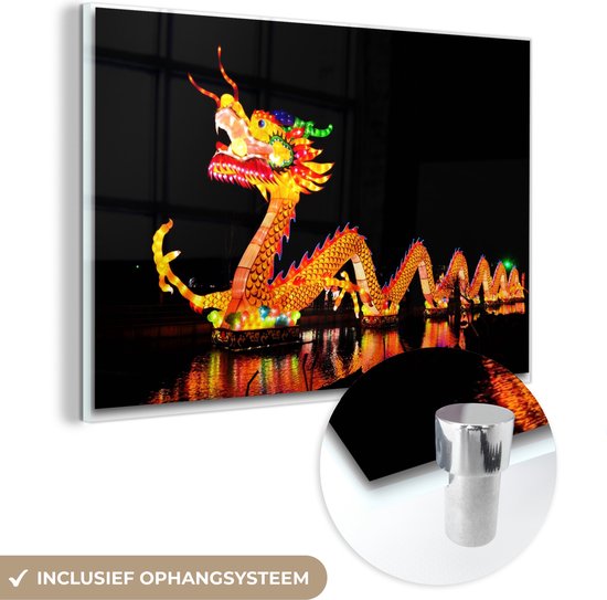 MuchoWow® Glasschilderij 150x100 cm - Schilderij acrylglas - Een Chinese draak in het donker - Foto op glas - Schilderijen