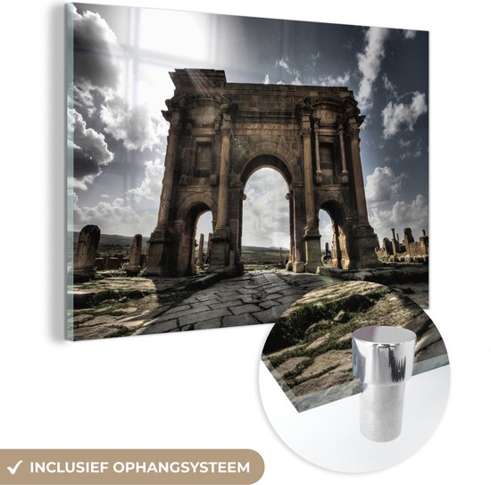 MuchoWow® Glasschilderij 150x100 cm - Schilderij acrylglas - De Romeinse boog van Timgad in Noord-Afrika - Foto op glas - Schilderijen