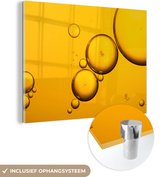MuchoWow® Glasschilderij 120x90 cm - Schilderij acrylglas - Luchtbel op gele achtergrond - Foto op glas - Schilderijen
