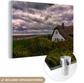 MuchoWow® Glasschilderij 30x20 cm - Schilderij acrylglas - Oostzee - Duinen - Huis - Foto op glas - Schilderijen