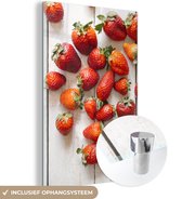 Fraises colorées sur la table Plexiglas 60x90 cm - Tirage photo sur Glas (décoration murale en plexiglas)