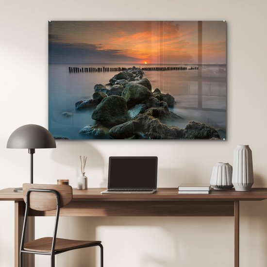 MuchoWow® Glasschilderij 120x80 cm - Schilderij acrylglas - Zee - Zon - Stenen - Foto op glas - Muurdecoratie woonkamer - Wanddecoratie slaapkamer - Schilderijen