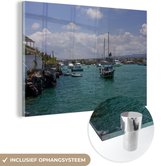 MuchoWow® Glasschilderij 120x80 cm - Schilderij acrylglas - Een zeilboot in de haven van Santa Cruz op de Galapagoseilanden - Foto op glas - Schilderijen