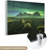 MuchoWow® Glasschilderij 30x20 cm - Schilderij acrylglas - Noorderlicht - Berg - Groen - IJsland - Foto op glas - Schilderijen