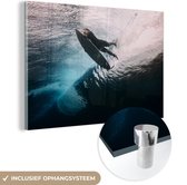 MuchoWow® Glasschilderij 90x60 cm - Schilderij acrylglas - Surfer duikt - Foto op glas - Schilderijen