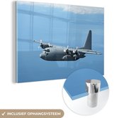 MuchoWow® Glasschilderij 90x60 cm - Schilderij acrylglas - Militair vliegtuig in de lucht - Foto op glas - Schilderijen