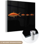 MuchoWow® Glasschilderij 20x20 cm - Schilderij acrylglas - Goudvis rij - Foto op glas - Schilderijen