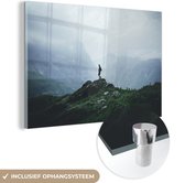 MuchoWow® Glasschilderij 120x80 cm - Schilderij acrylglas - Eenzame wandelaar in de mist - Foto op glas - Schilderijen