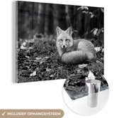 MuchoWow® Glasschilderij 150x100 cm - Schilderij acrylglas - Rustende vos - zwart wit - Foto op glas - Schilderijen