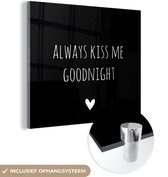 MuchoWow® Peinture sur verre 90x90 cm - Peinture sur verre acrylique - Citation anglaise "Always kiss me goodnight" avec un coeur sur fond noir - Photo sur verre - Peintures