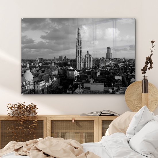 Zwart-wit stadsgezicht van Antwerpen met de kathedraal op de voorgrond, hangend boven een dressoir.