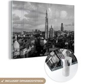 MuchoWow® Glasschilderij 120x80 cm - Schilderij acrylglas - Uitzicht op Antwerpen en de kathedraal - zwart wit - Foto op glas - Schilderijen