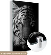 Glasschilderij - Foto op glas - Wilde dieren - Tijger - Zwart - Wit - Acrylglas - 40x60 cm - Glasschilderij tijger - Schilderij glas - Glasschilderij dieren - Decoratie woonkamer - Slaapkamer