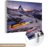 MuchoWow® Glasschilderij 90x60 cm - Schilderij acrylglas - Een verlichte trein in de bergen - Foto op glas - Schilderijen