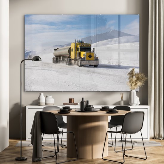 MuchoWow® Glasschilderij 150x100 cm - Schilderij acrylglas - Vrachtwagen in de sneeuw - Foto op glas - Schilderijen