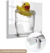 MuchoWow® Glasschilderij 20x20 cm - Schilderij acrylglas - Bad eend in een glas water - Foto op glas - Schilderijen