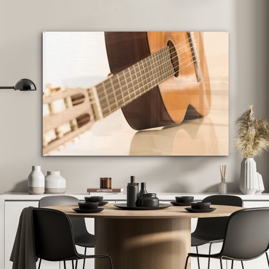 Une guitare acoustique se trouve sur le côté Plexiglass 90x60 cm - Tirage photo sur Glas (décoration murale en plexiglas)