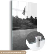 MuchoWow® Peinture sur verre 60x90 cm - Peinture sur verre acrylique - Drapeau dans le trou sur le terrain de golf - noir et blanc - Photo sur verre - Peintures