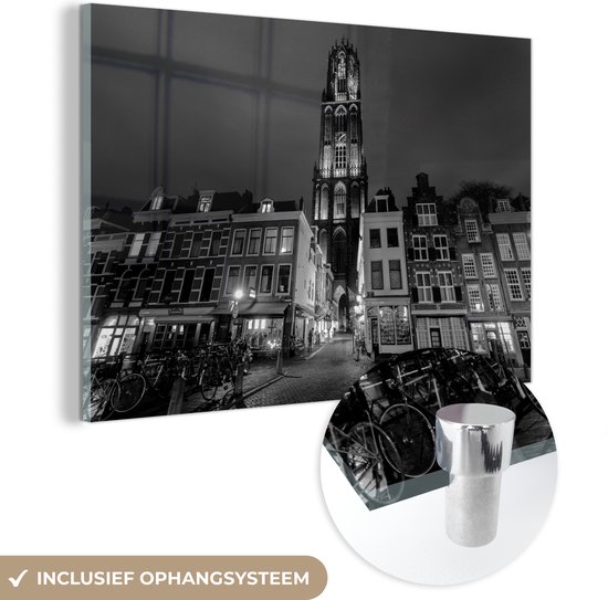 MuchoWow® Glasschilderij 60x40 cm - Schilderij acrylglas - Verlichte Domtoren van Utrecht - zwart wit - Foto op glas - Schilderijen