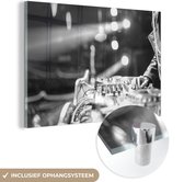 MuchoWow® Glasschilderij 120x80 cm - Schilderij acrylglas - DJ achter een mengpaneel - zwart wit - Foto op glas - Schilderijen