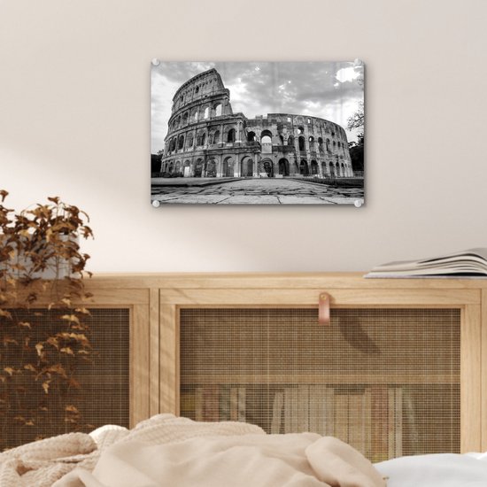 MuchoWow® Glasschilderij 30x20 cm - Schilderij acrylglas - Verlichte Colosseum in Rome - zwart wit - Foto op glas - Schilderijen