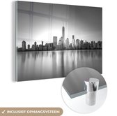 MuchoWow® Glasschilderij 90x60 cm - Schilderij acrylglas - Skyline van New York aan het water - zwart wit - Foto op glas - Schilderijen