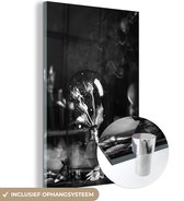 MuchoWow® Glasschilderij 80x120 cm - Schilderij acrylglas - Bloemen in een stolp - zwart wit - Foto op glas - Schilderijen